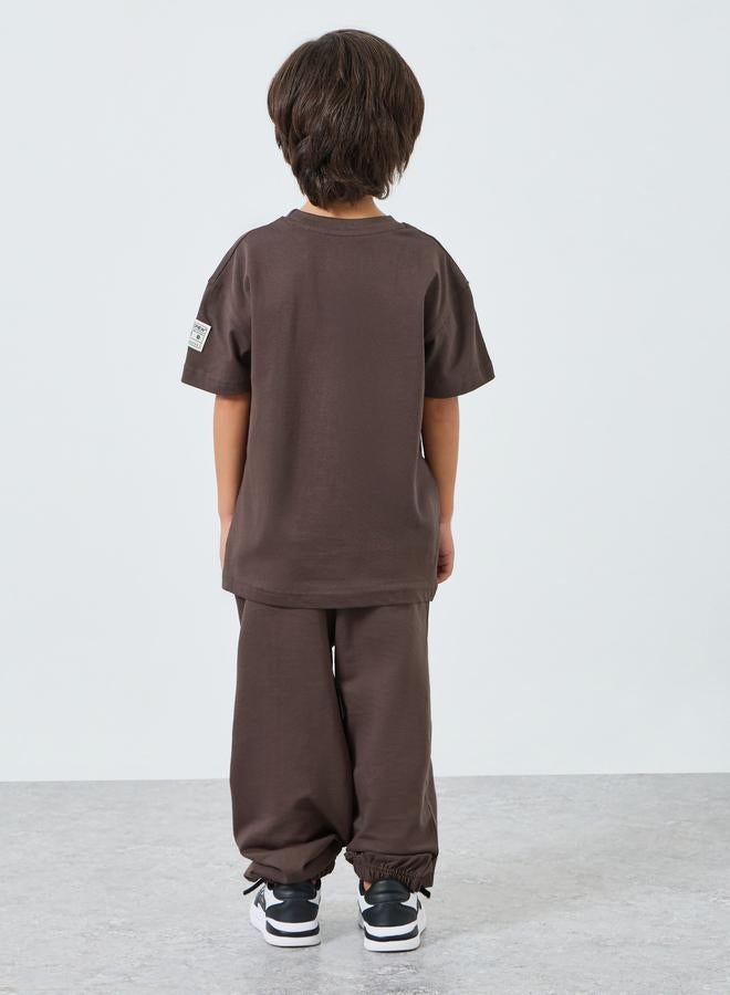 ستايلي طقم تيشيرت قطن مطبوع وبنطال جوجر - Image 5